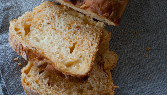 Pan Brioche salato con Emmetaler e pomodori secchi