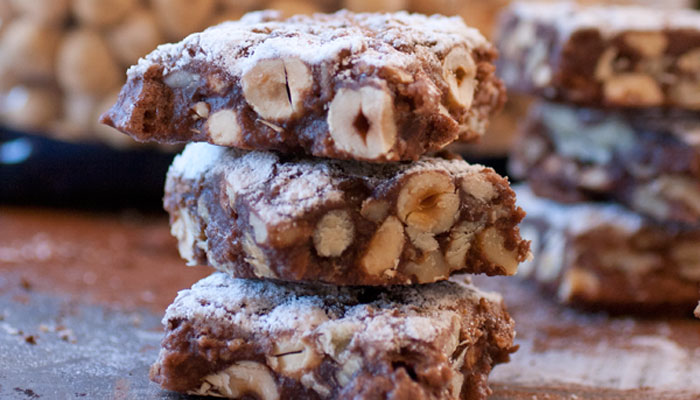 Croccante al cacao con noci e nocciole