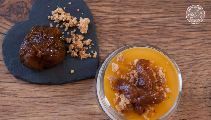 Panna cotta all’amaretto con gelatina di fichi, crumble alle mandorle e fichi caramellati