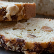Banana Bread con nocciolata e nocciole