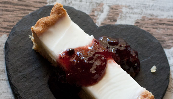 Crostata con panna cotta e marmellata ai frutti di bosco