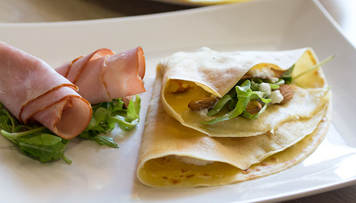 Crepes salate con arista al forno, rucola e mandorle