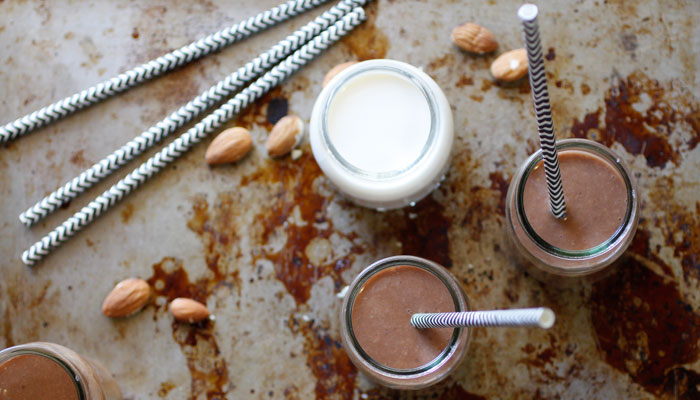 Frullato di banane con cacao, mandorle e latte di riso