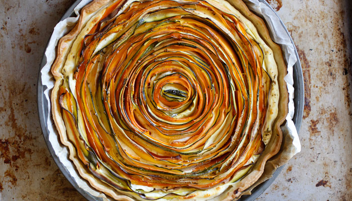 Torta rustica con girandola di carote e zucchine