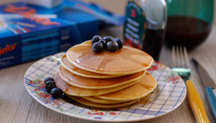Pancakes alla vaniglia con mirtilli e sciroppo d’acero per #ricettesenzapensieri