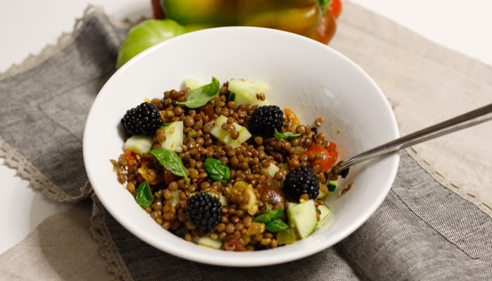 Insalata di lenticchie con pomodorini e more