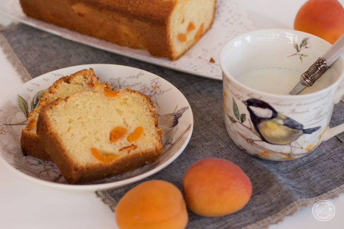 Plumcake allo yogurt con albicocche