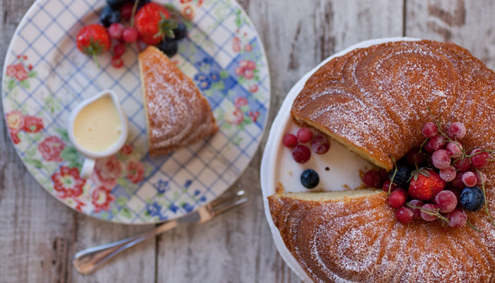 Torta allo yogurt con crema inglese e frutti di bosco