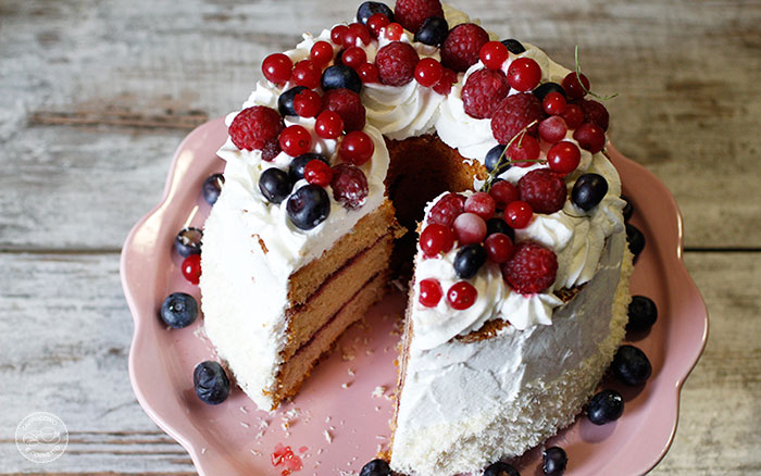 Fluffosa al fragolino con panna e frutti di bosco per un augurio speciale.