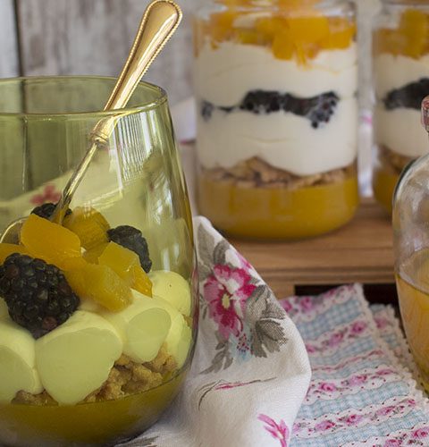 Dessert al cucchiaio con ricotta di bufala, pesche e more