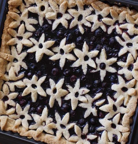 Crostata di frolla alle nocciole e mirtilli