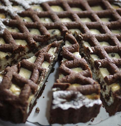 Crostata di frolla al cacao con crema di ricotta e gocce di cioccolato