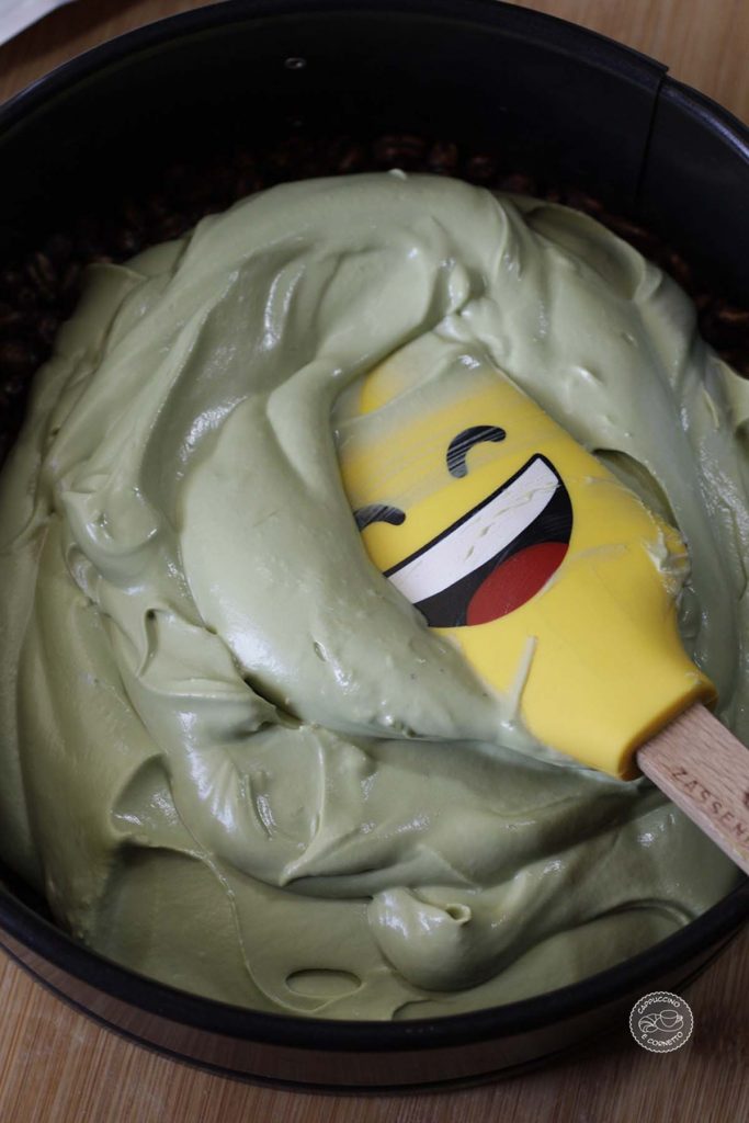Torta fredda con base croccante e crema al tè verde matcha