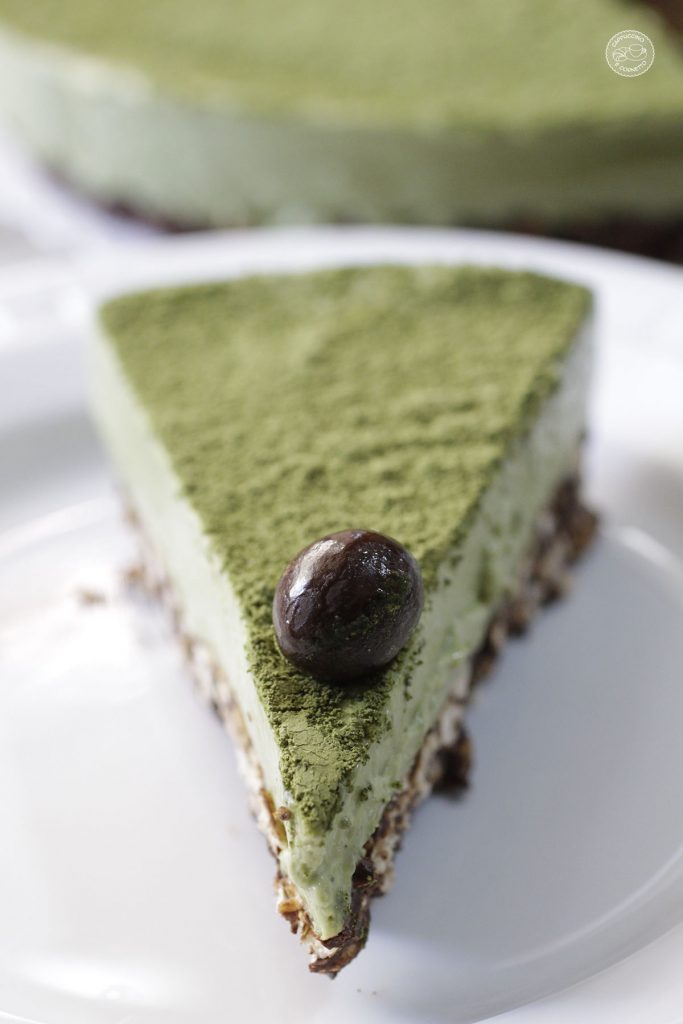 Torta fredda con base croccante all'orzo soffiato e crema al tè matcha