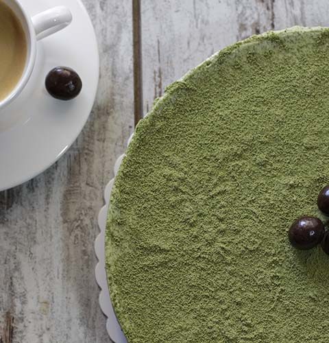 Torta fredda con base croccante al cioccolato e crema al tè matcha