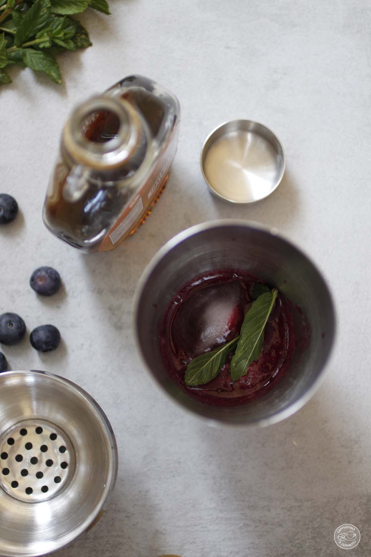 Drink a base di ginger beer, estratto di mirtilli e sciroppo d'acero.