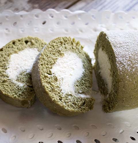 Rotolo al tè verde matcha con crema chantilly