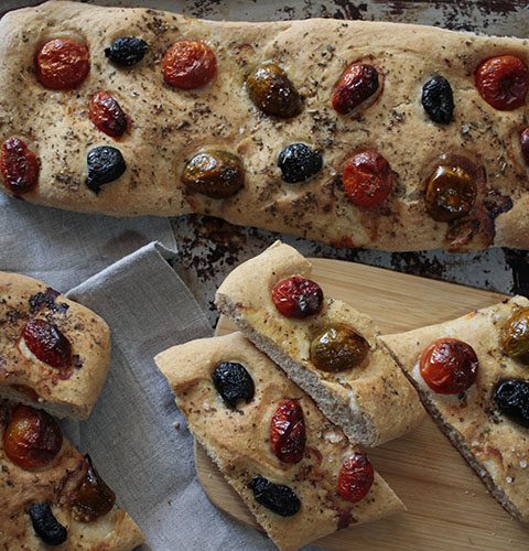 Focaccia rustica al farro con olive nere e pomodorini