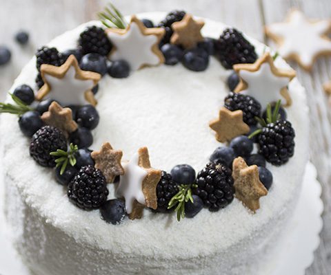 Torta di Natale con panna e biscotti pan di zenzero