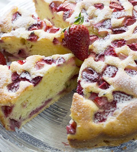 Torta sofficissima con yogurt greco e fragole