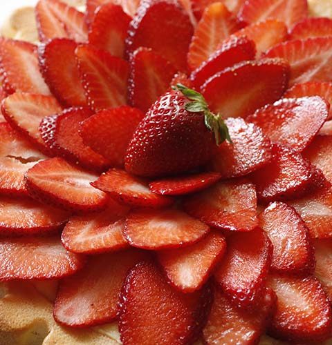 Crostata con base morbida, crema pasticciera e fragole