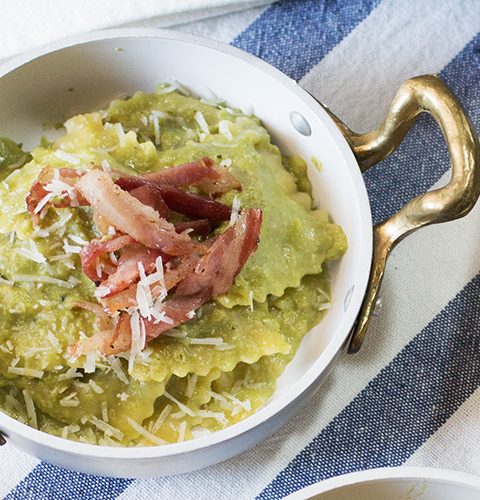 Ravioli di ricotta con pesto di fave, pecorino e pancetta