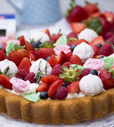 Torta allo yogurt con crema al mascarpone e frutti di bosco per celebrare la festa della mamma!