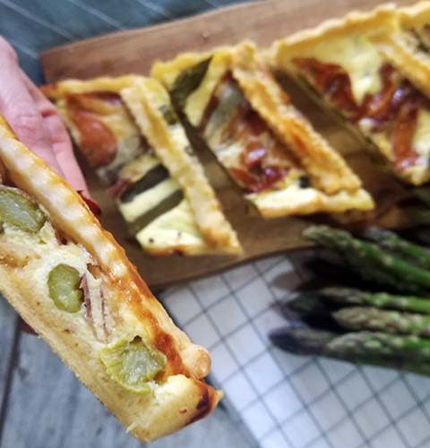 Torta rustica con crema leggera allo yogurt, asparagi e coppa